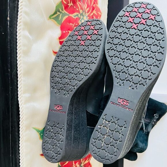 UGG AUSTRALIA Lesley 1005266
Side Zip Black Suede Tall Wedge
Boots Size 10. - Picture 11 of 11